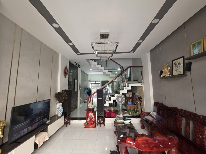 Bán nhà mặt phố Q.2, 90m², 4 tầng, 11.65  tỷ, sổ hồng