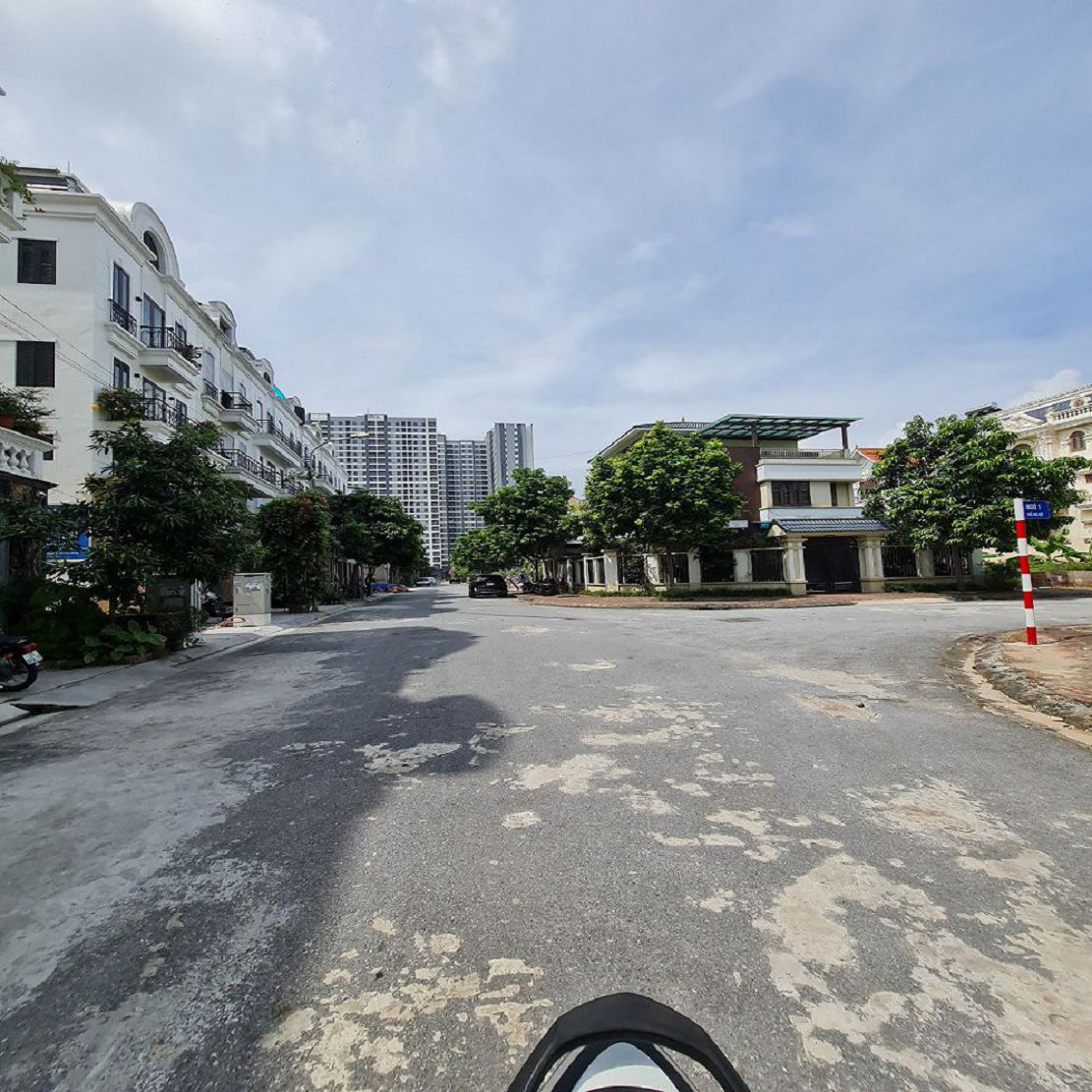 Siêu Gấp Gáp. Biệt thự sân vườn 2 tầng 200m2m đường 18m trung tâm Gia Lâm chỉ 2x nhỏ. Lh 0989894845