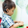 Huấn luyện và phục hồi ngôn ngữ cho trẻ điếc bẩm sinh.