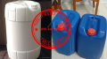 Bình nhựa 5 lít vuông, can 2 lít tròn đựng axit, can nhựa 1 lít đựng thuốc tẩy, can 500ml đựng chất tẩy trắng