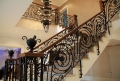 12 mẫu Cầu thang sắt đẹp  mỹ thuật là sự kết hợp của vẻ đẹp tinh tế và nét cách tân hiện đại giúp cho hình ảnh phòng khách nhà bạn trở nên mềm mại hơn..